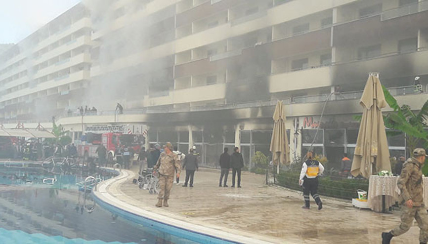 Termal otelde yangın çıktı... İtfaiye aracı çamura saplandı Termal otelde yangın çıktı... İtfaiye aracı çamura saplandı