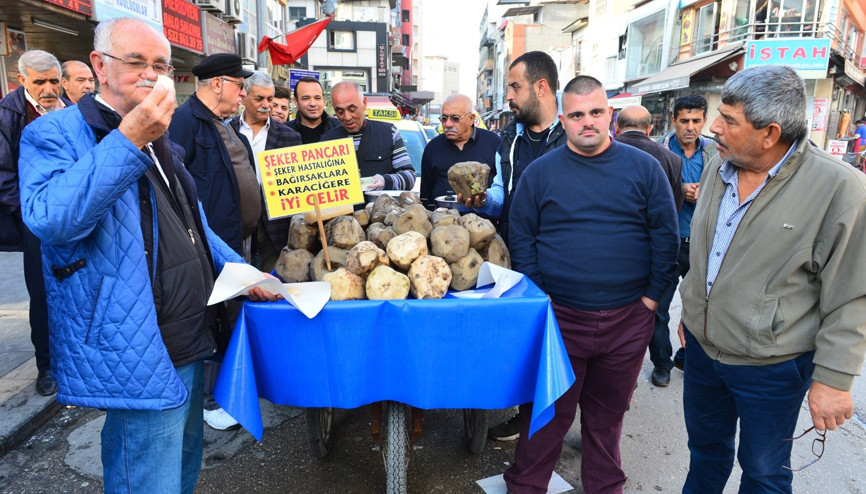 Tarlada kalan şeker pancarı, tablada yok satıyor Tarlada kalan şeker pancarı, tablada yok satıyor