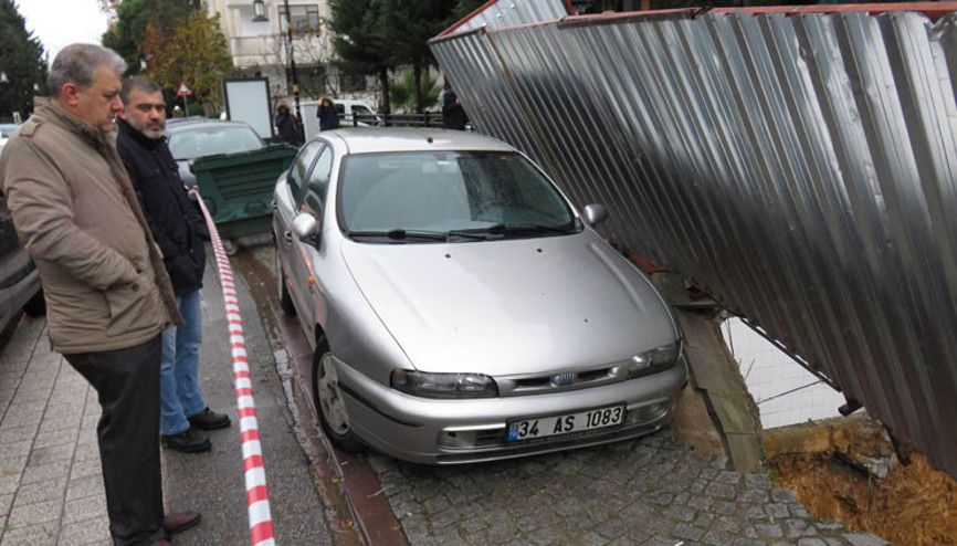 Son dakika: Maltepede kaldırım çöktü, park halindeki araç askıda kaldı
