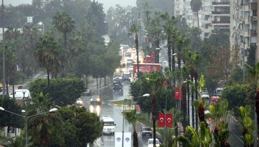 Mersin’de beklenen sağanak başladı Mersin’de beklenen sağanak başladı