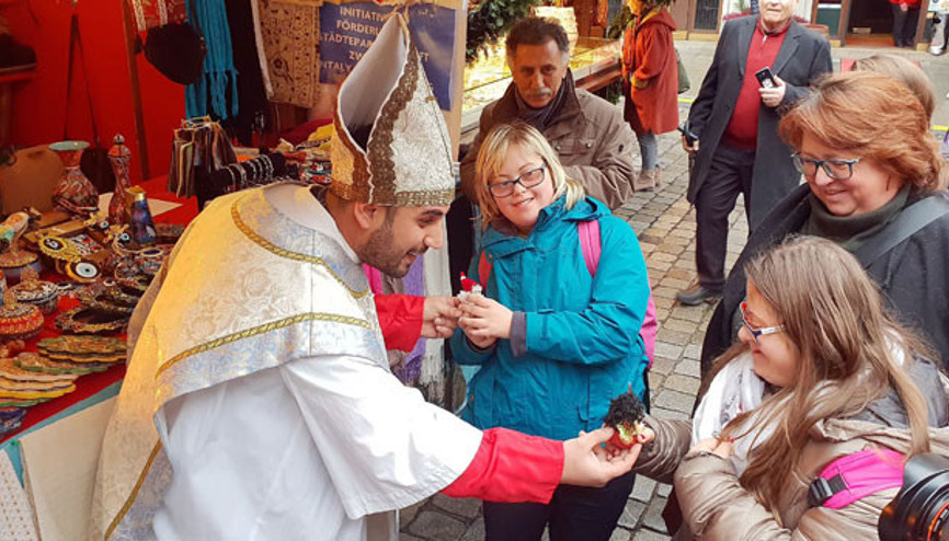 Noel Baba Türk lokumu dağıttı
