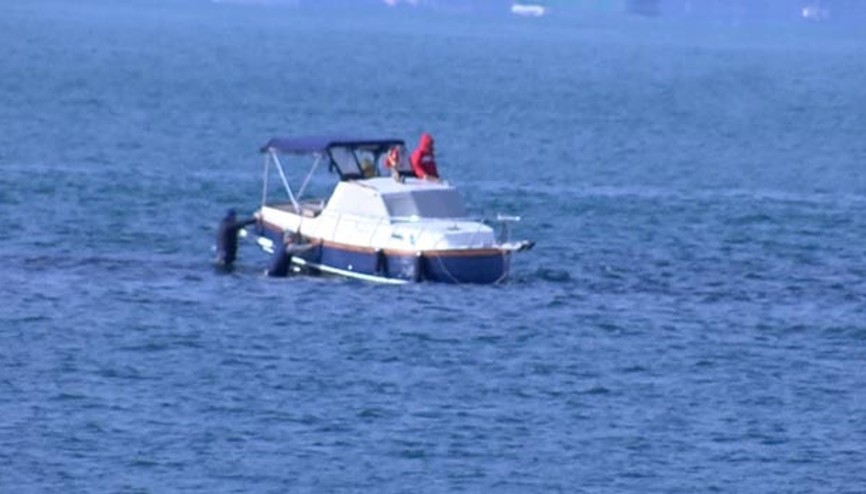 Kadıköy açıklarında tekne kayalıklara çarptı