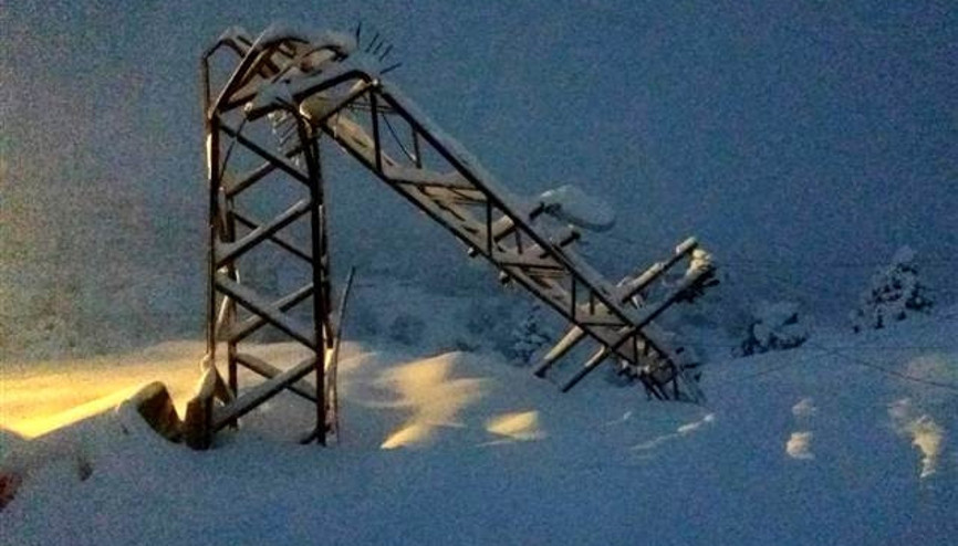 Saklıkent’te yoğun kar direkleri devirdi, bölge elektriksiz kaldı Saklıkent’te yoğun kar direkleri devirdi, bölge elektriksiz kaldı