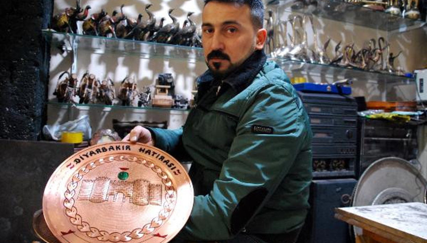 Diyarbakırın tarihi mekanlarını bakır levhalara işliyor