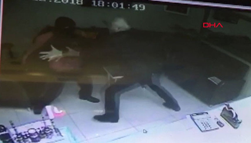 Kuyumcu, silahlı soyguncuyu etkisiz hale getirdi