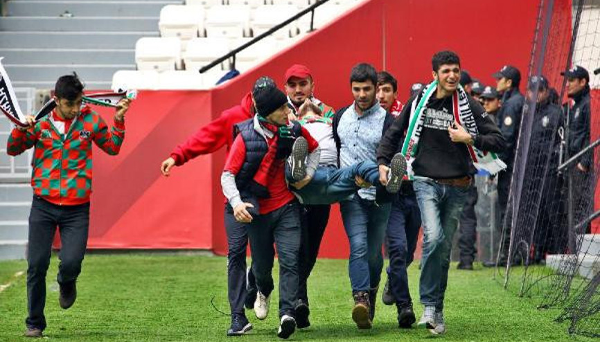 Fenalık geçiren taraftarın kızını, rakip futbolcu teselli etti