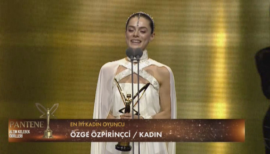 En iyi kadın oyuncu : Özge Özpirinçci