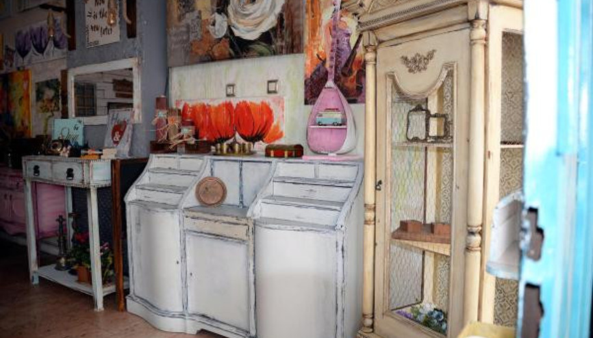 Eski eşyaları sanat eserine dönüştürüyor