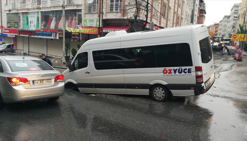 Esenyurtta yol çöktü, işçi servisindeki 3 kişi yaralandı