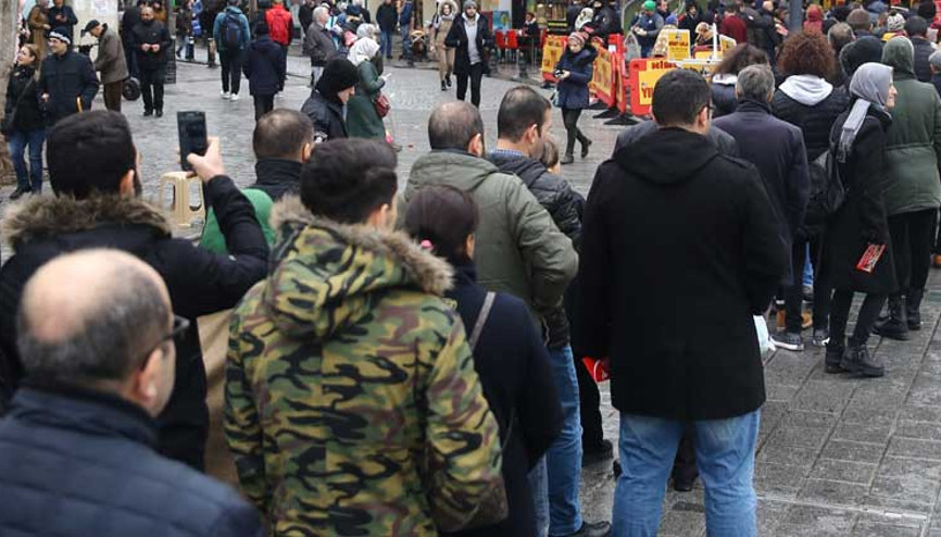 Türkiyenin dört bir yanından geliyorlar Uzun kuyruklar oluştu