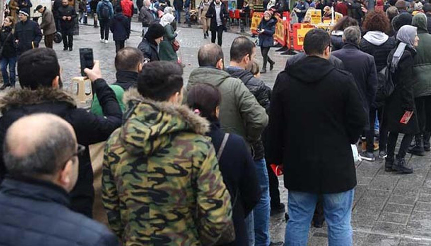 Türkiyenin dört bir yanından geliyorlar Uzun kuyruklar oluştu
