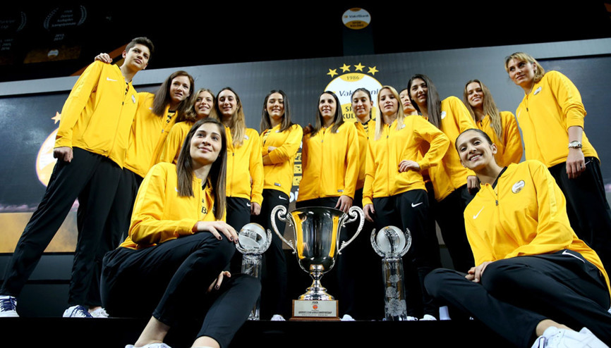 VakıfBankın şampiyonluk kupası yönetim kuruluna takdim edildi