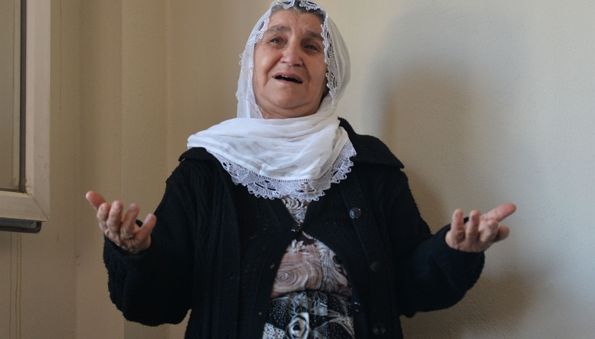 Uyuşturucu bağımlısı, anne- babasına saldırıp, evi yakmaya kalktı