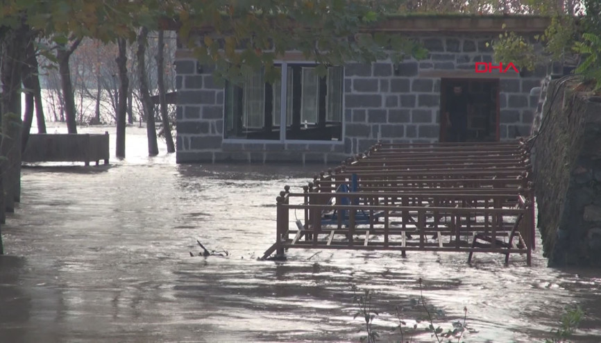 Dicle Nehrinde su 4 metre yükseldi, Hevsel Bahçelerini su bastı