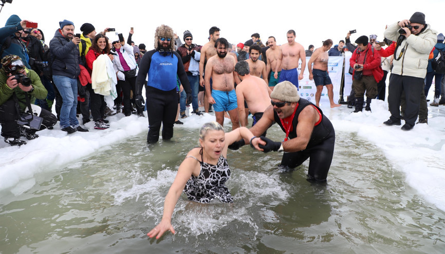 O ilde ilginç şenlik 1 derecedeki suda yüzdüler