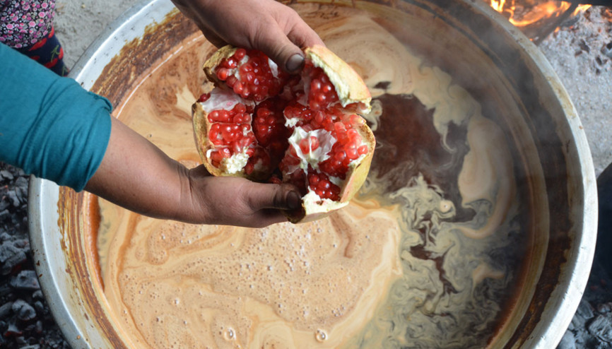 Aksekili kadınların nar ekşisi mesaisi