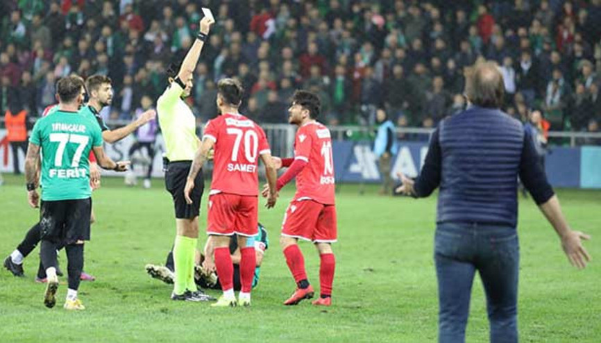 Taner Taşkın: Hakem verdiği ilk penaltı ile rakibi oyunda tuttu Taner Taşkın: Hakem verdiği ilk penaltı ile rakibi oyunda tuttu