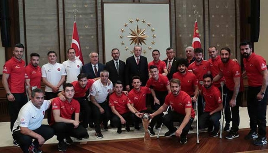 Cumhurbaşkanı Erdoğan, Ampute Milli Futbol Takımı’nı kabul etti