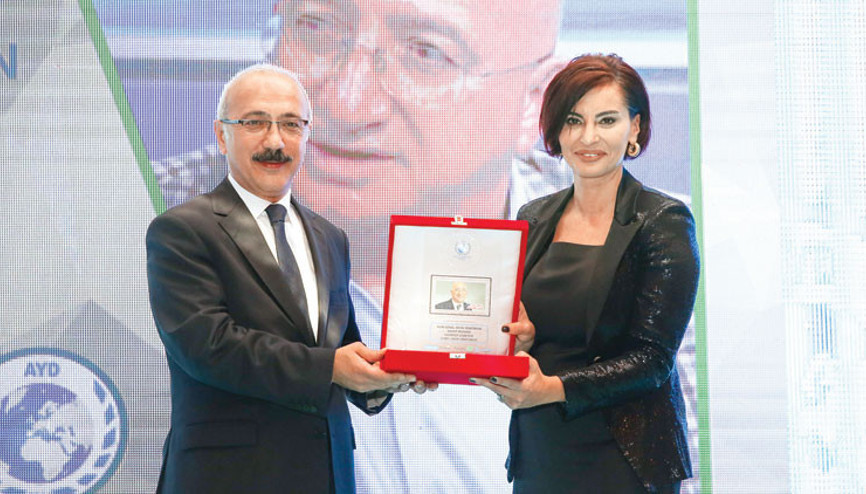 Vahap Munyar ve Hande Fırat’a ödül