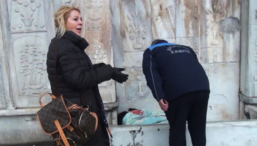 Belediye ekipleri evsizler için harekete geçti, ünlü oyuncu da ekiplere yardım etti