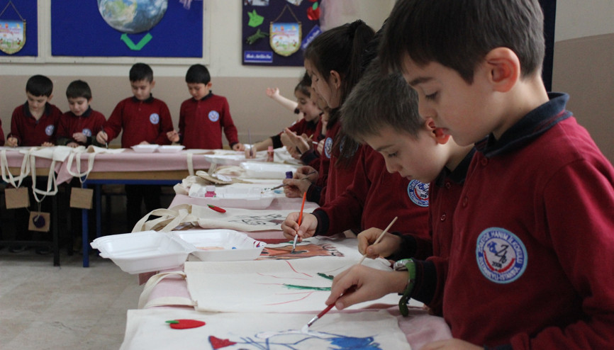 Doğayı korumak için bez çanta kullanıyorlar