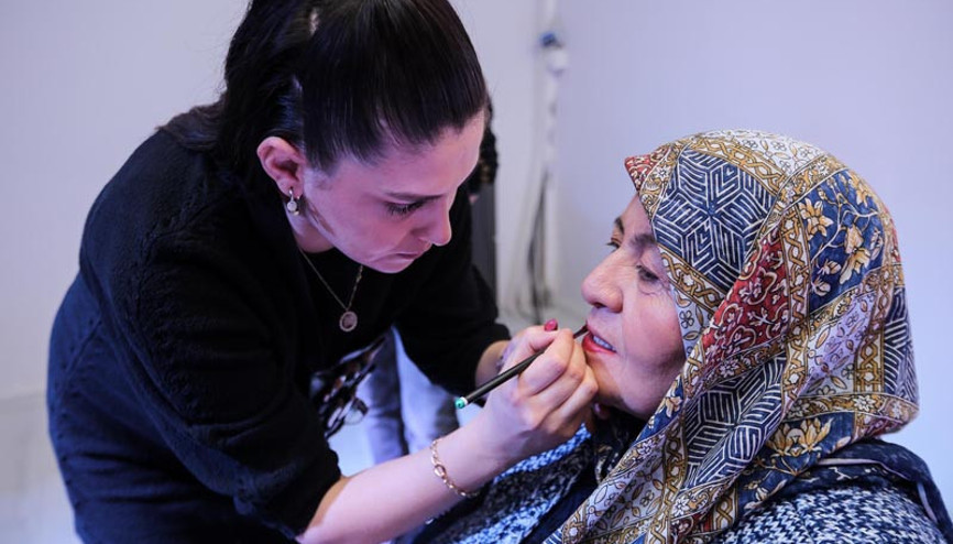 Ayşe teyze 41 yıl sonra makyaj yaptı