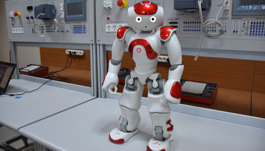 Üniversiteliler yabancı dili robotla öğrenecek