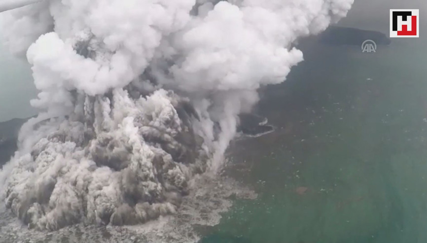 Anak Krakatau Yanardağındaki hareketliliğin havadan görüntüleri Anak Krakatau Yanardağındaki hareketliliğin havadan görüntüleri