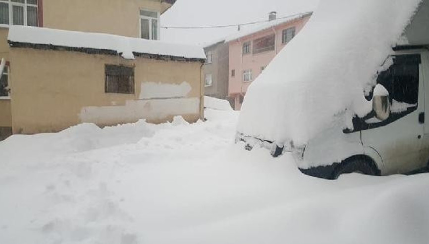 Orduda yolda kalan ambulans ve cenaze aracı kurtarıldı