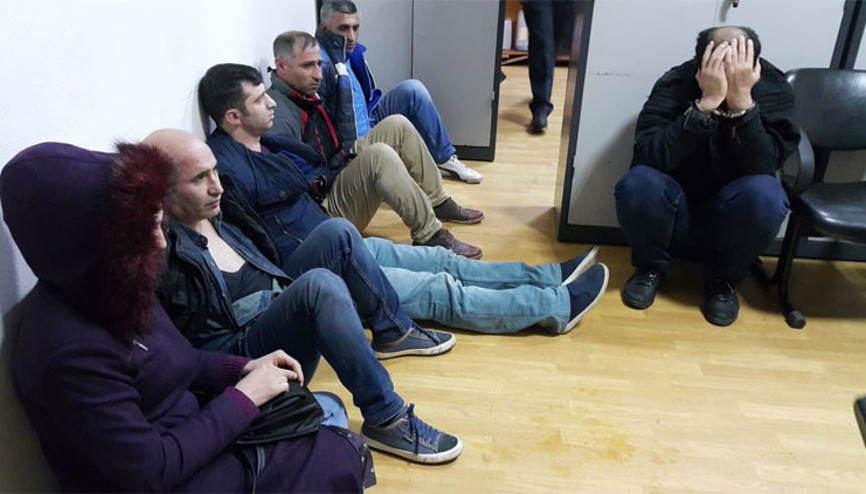 Duruşmaya alınmayınca polise saldırdılar