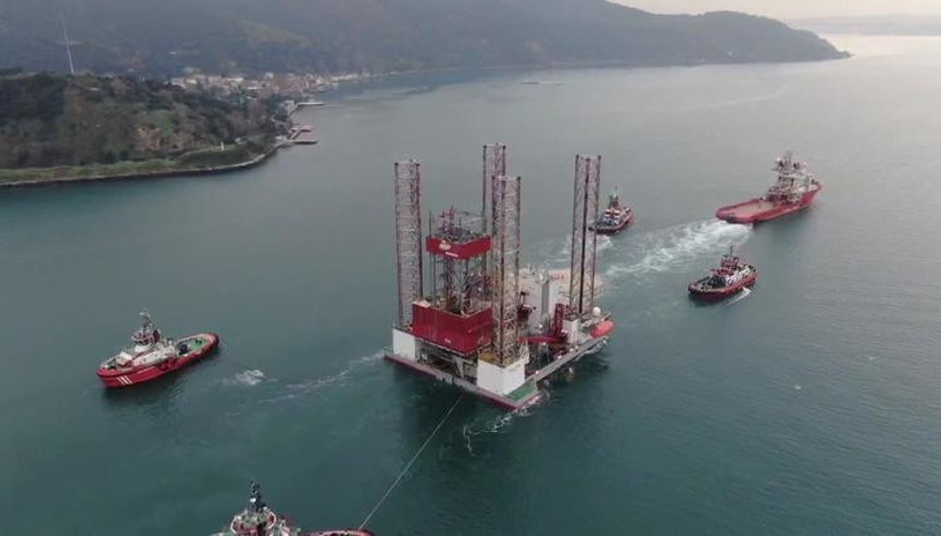 Boğazdan petrol platformu geçiyor