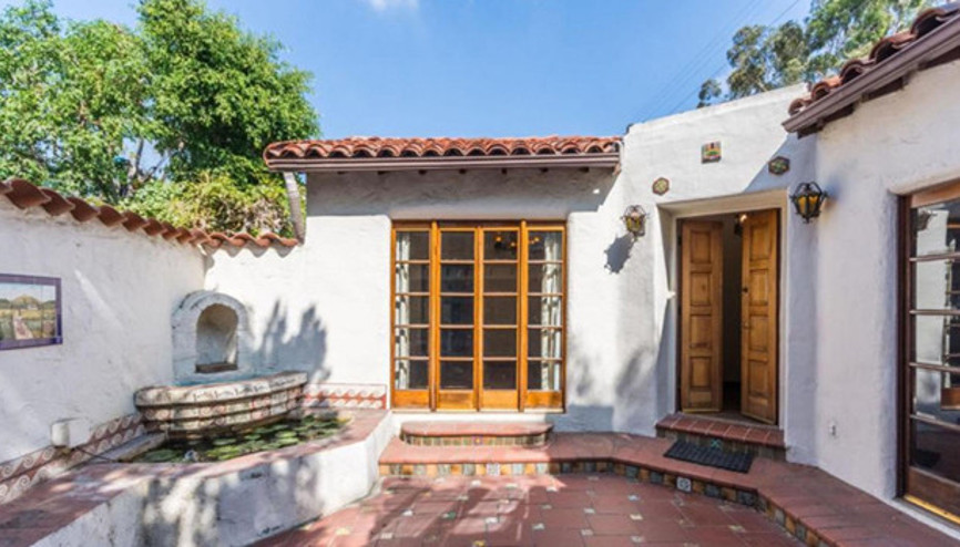 Efsane filmden kazandığı parayla almıştı: O ev şimdi satışa çıktı