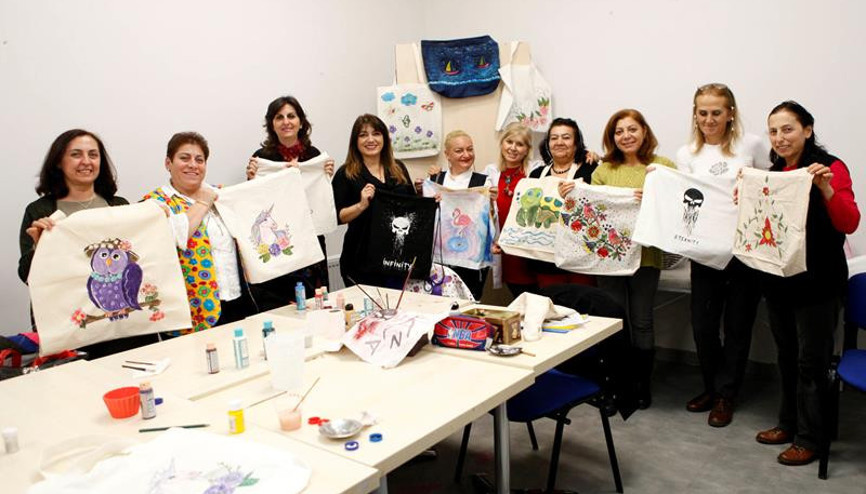 Kursiyerler alışveriş çantalarını diktiler