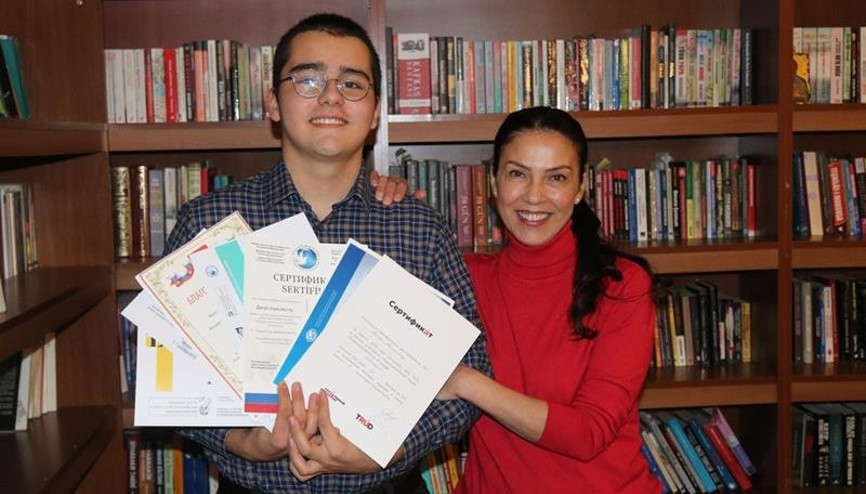 Kendi başına öğrendi dünya üçüncüsü oldu