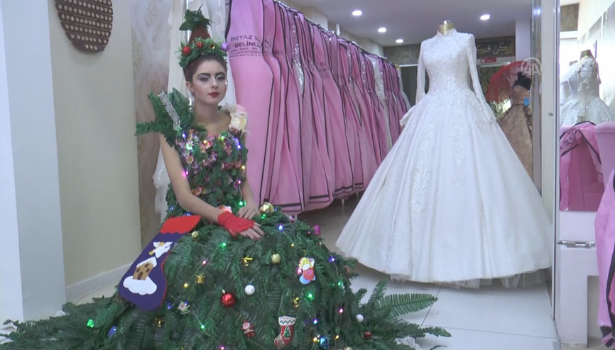 Yılbaşına özel çam ağacı yaprağından yaptı...