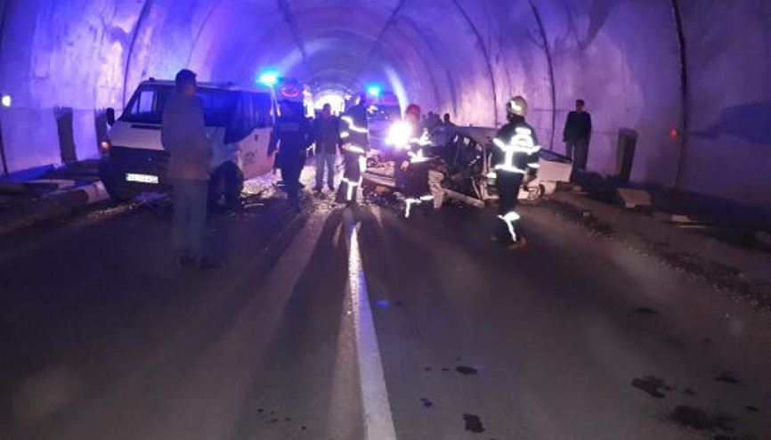 Tünelde 2 otomobil kafa kafaya çarpıştı: 1 yaralı Tünelde 2 otomobil kafa kafaya çarpıştı: 1 yaralı