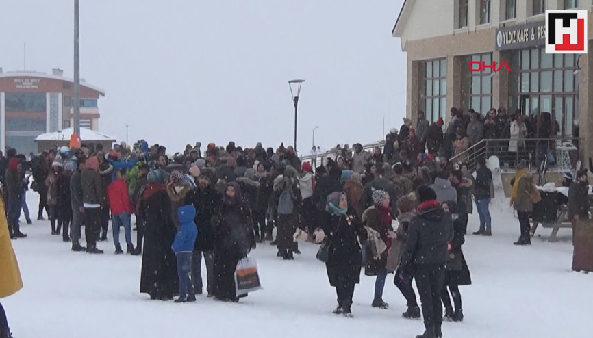 Resmen akın ettiler Adım atacak yer kalmadı...