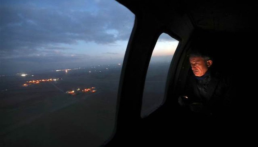 Bakan Akar ve komutanlar Suriye sınırında