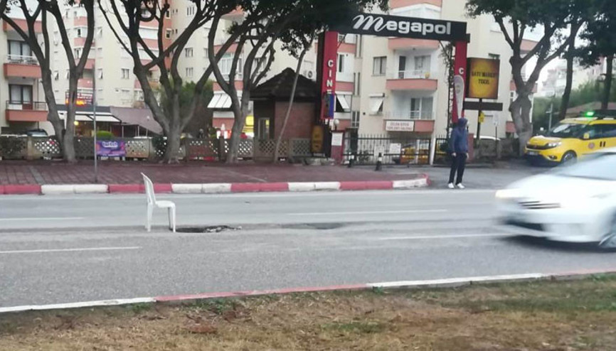 Yolda oluşan çukura sandalyeli önlem
