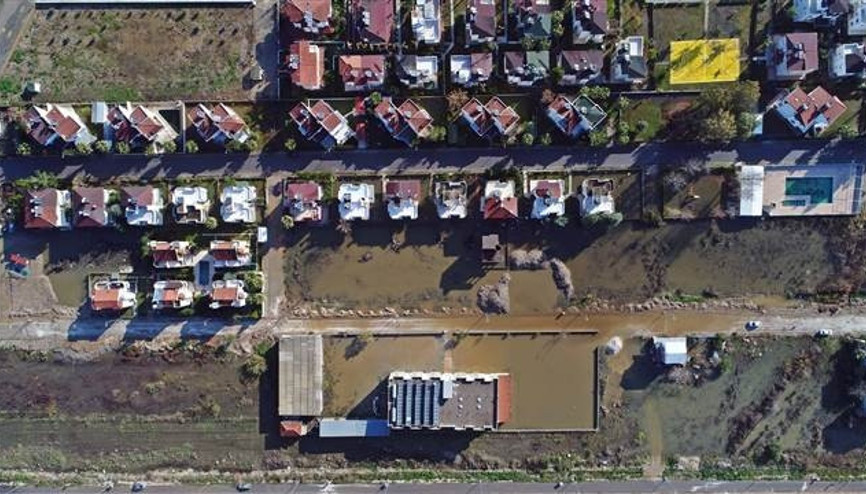 Antalyada villalar sular altında kaldı