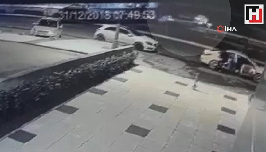 Esenyurtta kadın sürücünün kontrolünden çıkan araç karşı yola böyle fırladı