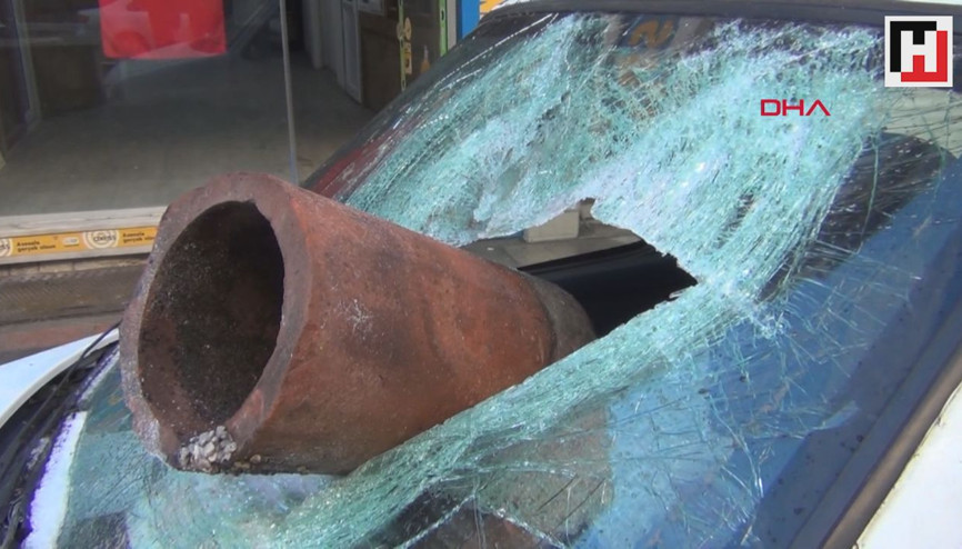 Fırtınanın uçurduğu baca parçası, aracın ön camına saplandı