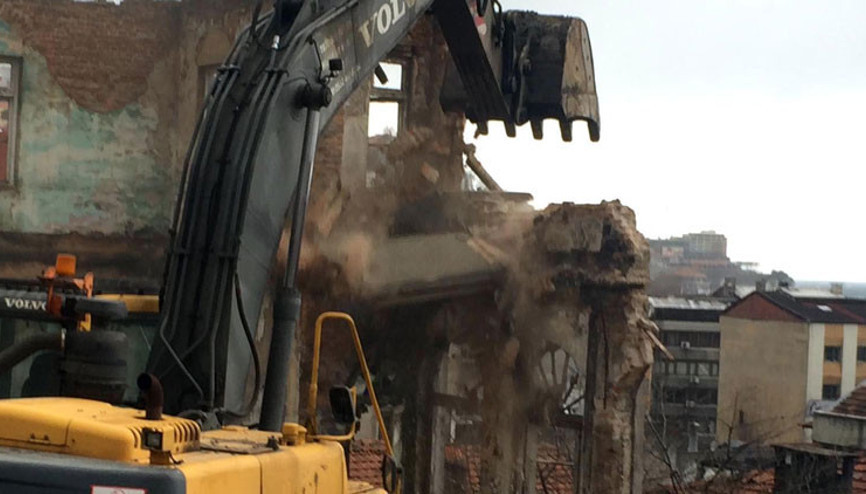 Bir bölümü yanlışlıkla yıkılan tarihi bina tamamen yıkıldı