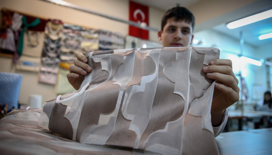 Engelli öğrenciler bez çanta üretiyor
