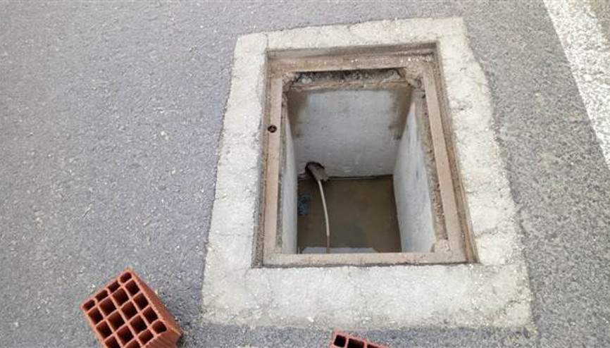 Yoldaki rögar kapağı çalındı, sürücüler tuğlalı önlem aldı