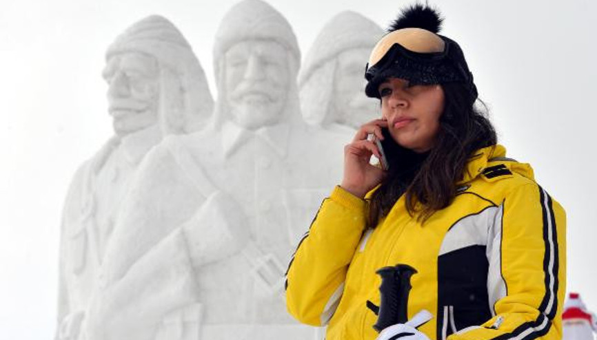 Şehit Mehmetçiklerin kardan heykellerine yoğun ilgi Şehit Mehmetçiklerin kardan heykellerine yoğun ilgi