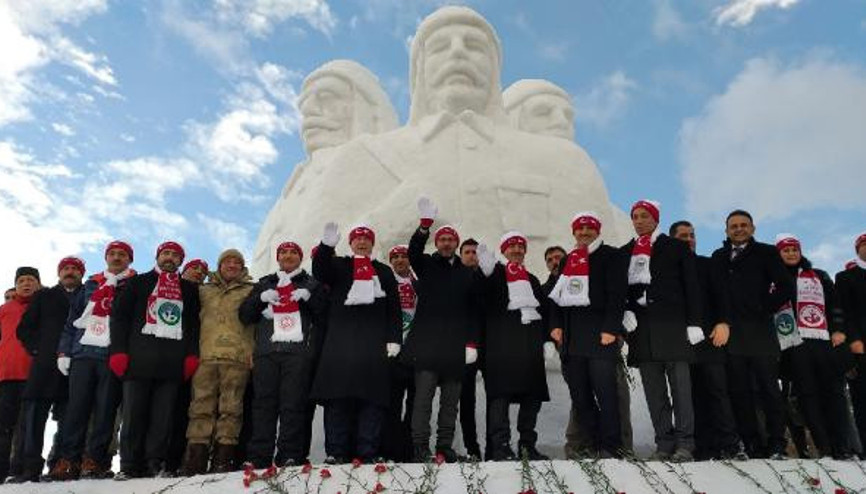 Şehit Mehmetçiklerin kardan heykellerinin açılışına Bakan Kasapoğlu katıldı Şehit Mehmetçiklerin kardan heykellerinin açılışına Bakan Kasapoğlu katıldı