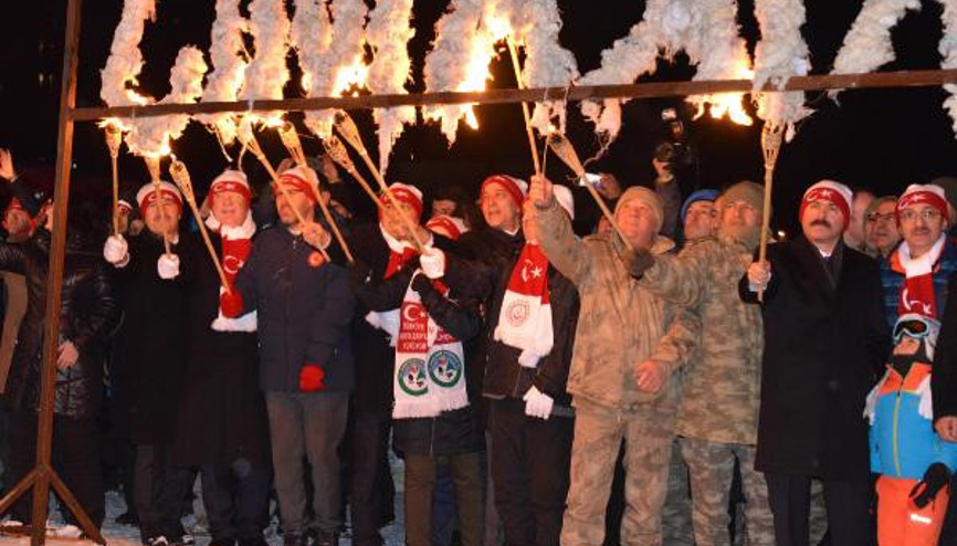 Şehit Mehmetçiklerin kardan heykellerine yoğun ilgi Şehit Mehmetçiklerin kardan heykellerine yoğun ilgi