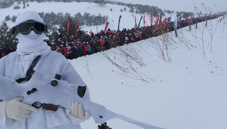 Buz gibi havada insan seli... Kuyruğun sonu görünmedi Buz gibi havada insan seli... Kuyruğun sonu görünmedi
