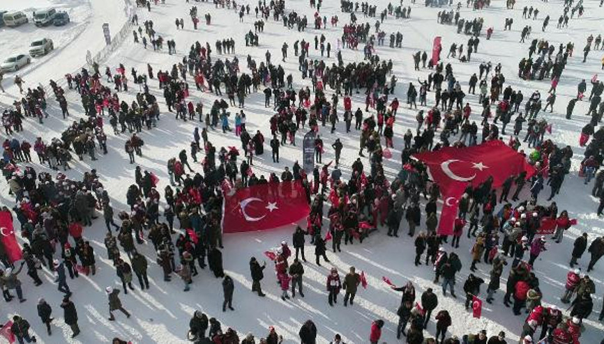 Sarıkamış şehitleri için 7den 70e 20 bin kişi karda yürüdü Sarıkamış şehitleri için 7den 70e 20 bin kişi karda yürüdü